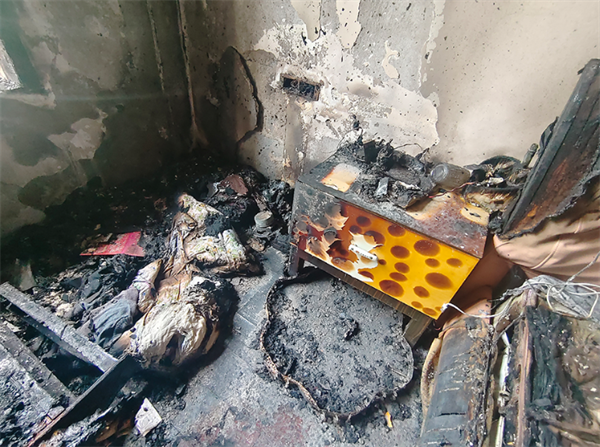火灾疑似由电蚊香长时间未拔 引起阴燃